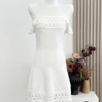 Morgan off-shoulder heklet minikjole